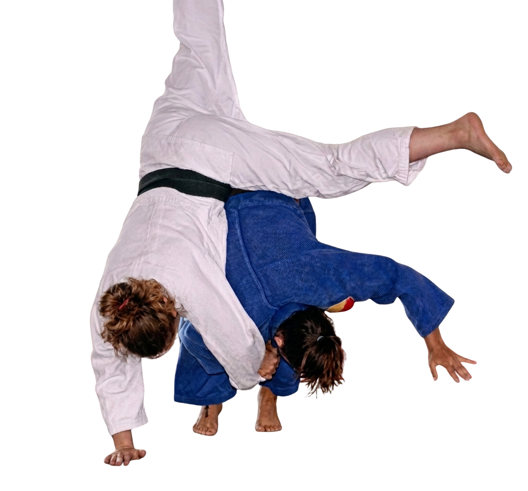 Combate de judo durante una acción técnica en competición