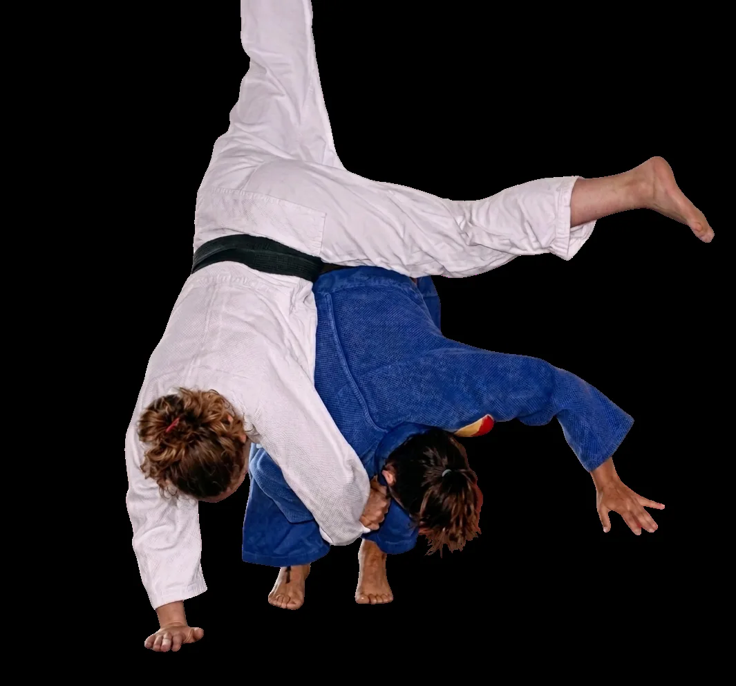 Combate de judo durante una acción técnica en competición