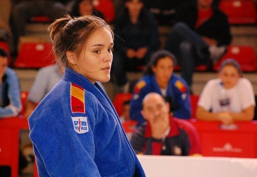 Olga Palomares con judogi azul en una competición de judo