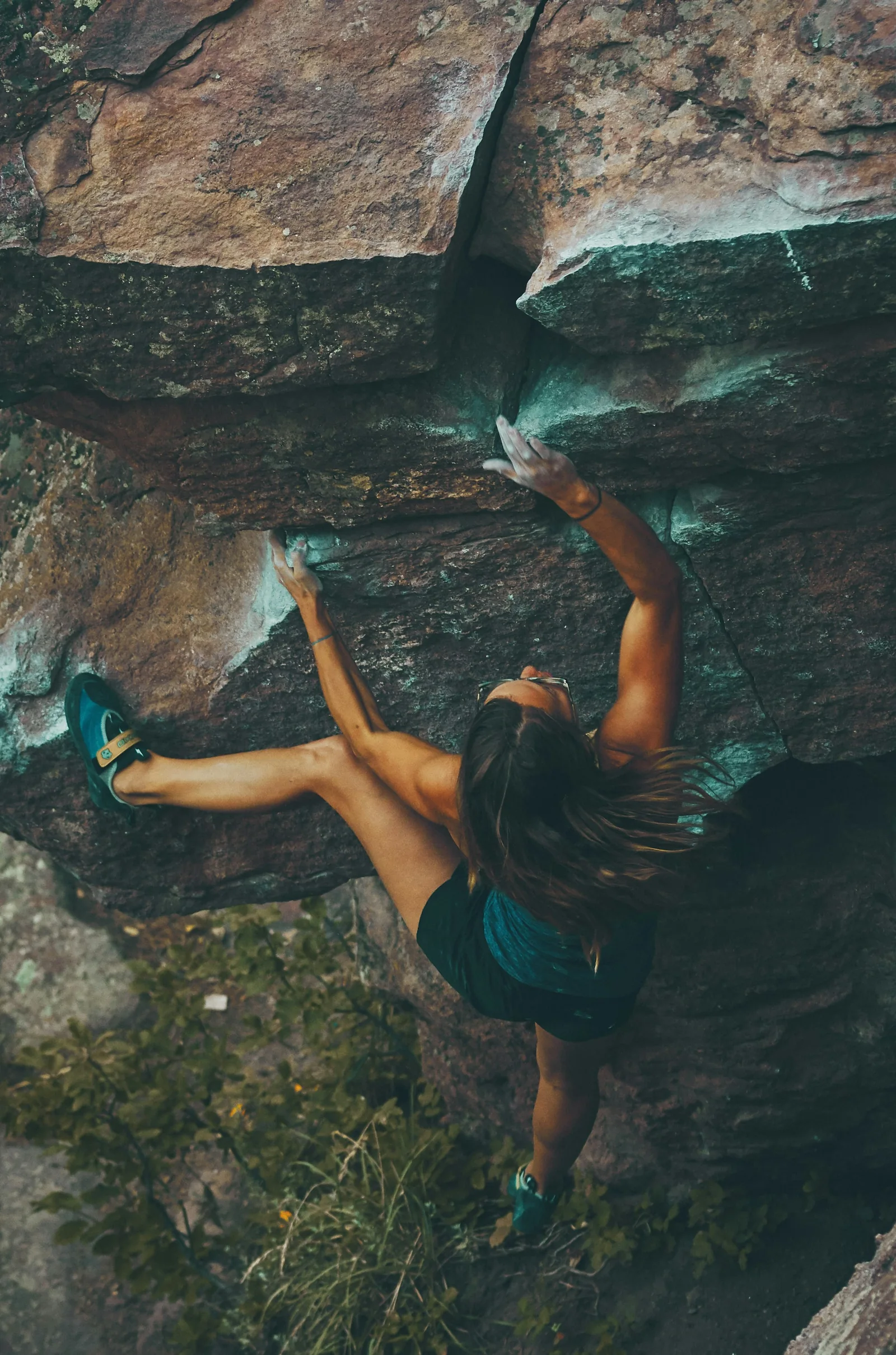 Deportista escalando una pared de roca durante un entrenamiento